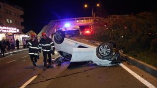 Köpeğe çarpmamak için manevra yapan otomobil takla attı