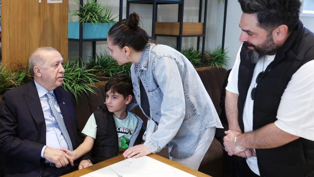 Cumhurbaşkanı Erdoğan, Beyoğlu'nda vatandaşlarla sohbet etti