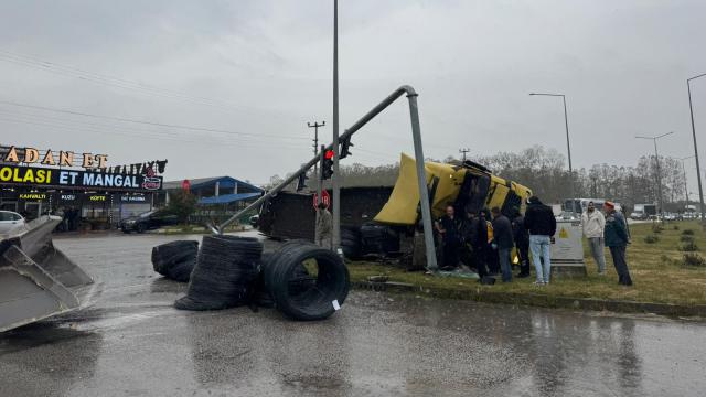 Samsun'da Kırmızı Işıkta Durmaya Çalışan Tır Devrildi, Sürücü Yaralandı