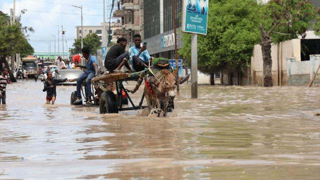 Somali'de şiddetli yağışlar nedeniyle yolları su bastı