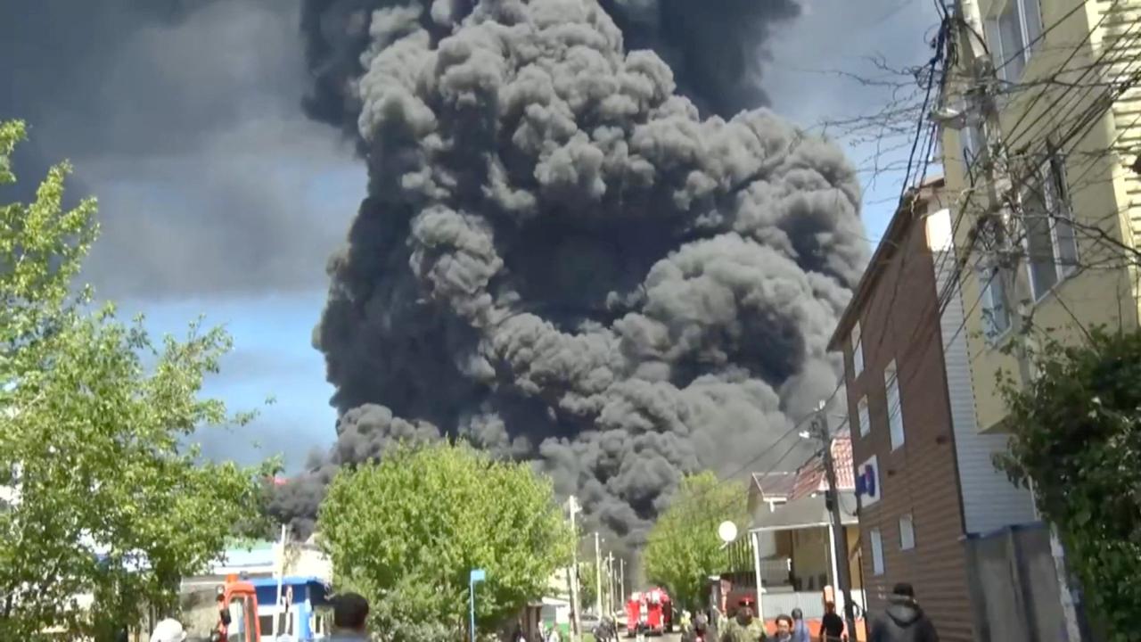 Rusya’nın Tuapse kentindeki petrol rafinerisinde yangın söndürme çalışmaları sürüyor