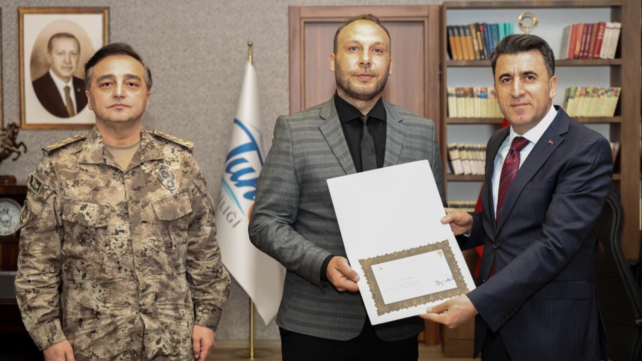 Boğulma tehlikesi geçiren kız çocuğunu kurtaran 2 polis ödüllendirildi