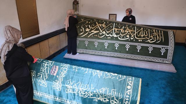 Türbeleri gönüllü temizleyen öğrenciler tarihe toz kondurmuyor