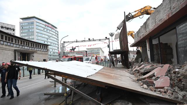 Ankara Ulus'ta bir binanın duvarı çöktü