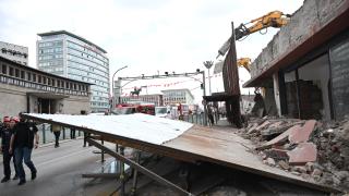 Ankara Ulus'ta bir binanın platformu çöktü