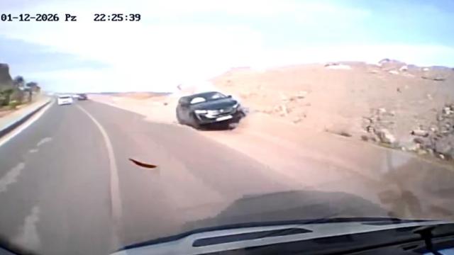 Kontrolden çıkan otomobil karşı şeride geçti