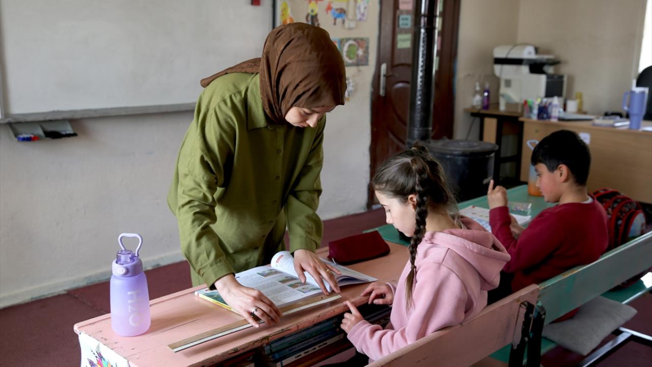 "Çocuklarla ve köy halkıyla iç içeyiz"