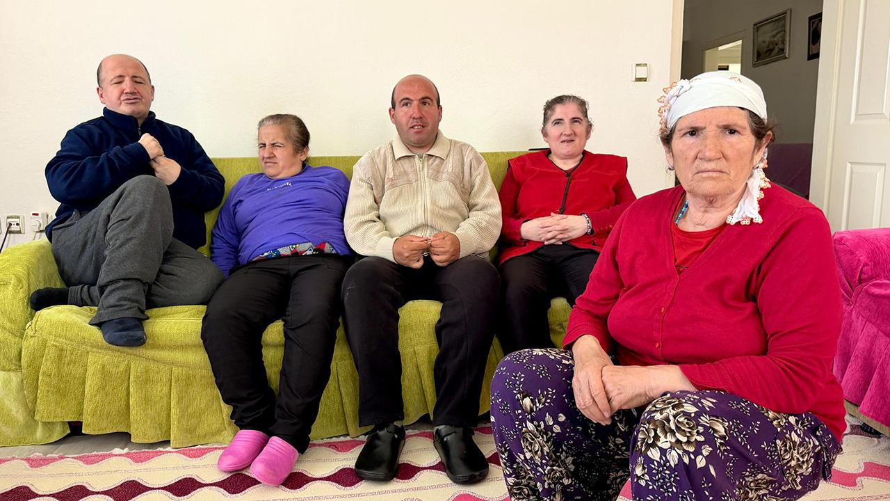 Fedakar anne 4 engelli evladına gözü gibi bakıyor