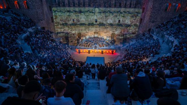 Antalya'da görev yapan öğretmenler tarih ve sanatı Aspendos Antik Tiyatrosu'nda bir araya getirdi