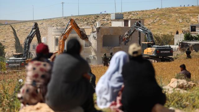 Soykırımcı İsrail, işgal altındaki Batı Şeria'da Filistinlilere ait 2 katlı evi yıktı