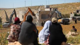 Soykırımcı İsrail, işgal altındaki Batı Şeria'da Filistinlilere ait 2 katlı evi yıktı