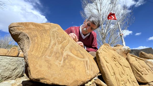 Erzurumlu çiftçi eşine duyduğu özlemi sanata dönüştürdü