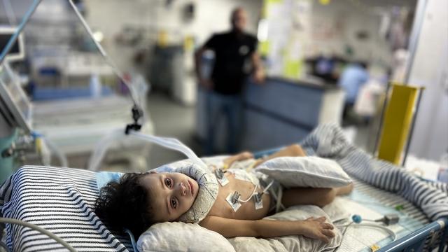 İsrail'in saldırısında yaralanan bebek, Gazze'den çıkışların kısıtlı olması nedeniyle yaşam mücadelesi veriyor