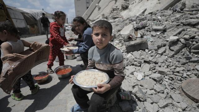 Gazze’de ihtiyaç sahiplerine sıcak yemek dağıtıldı