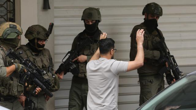 İşgalci İsrail ordusu, Batı Şeria'da 19 Filistinliyi gözaltına aldı haber görseli