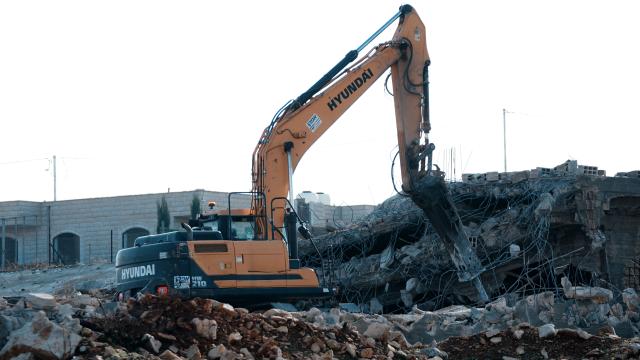 İşgalci İsrail, Batı Şeria'da yasa dışı yerleşimler için Filistinlilere ait 26 binayı yıkıyor haber görseli