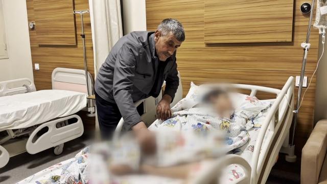 Van Muradiye'de 11 yaşındaki çocuk 5 başıboş köpeğin saldırısında ağır yaralandı; servis şoförü kurtardı