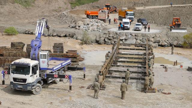Hakkari'ye ulaşım sıkıntısı Mehmetçiğin kurulumuna başladığı panel köprüyle giderilecek