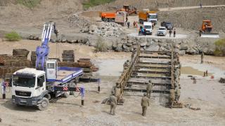 Hakkari'ye ulaşım sıkıntısı Mehmetçiğin kurulumuna başladığı panel köprüyle giderilecek
