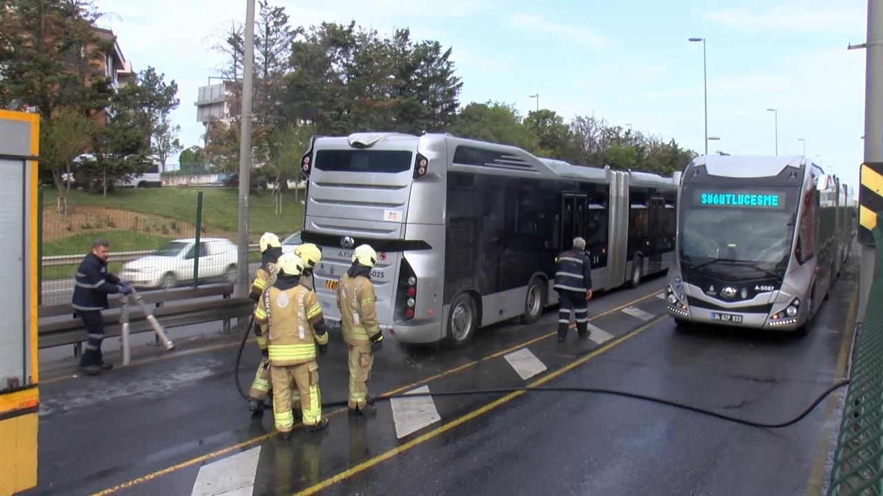 İstanbul’da metrobüsün motor kısmında yangın çıktı
