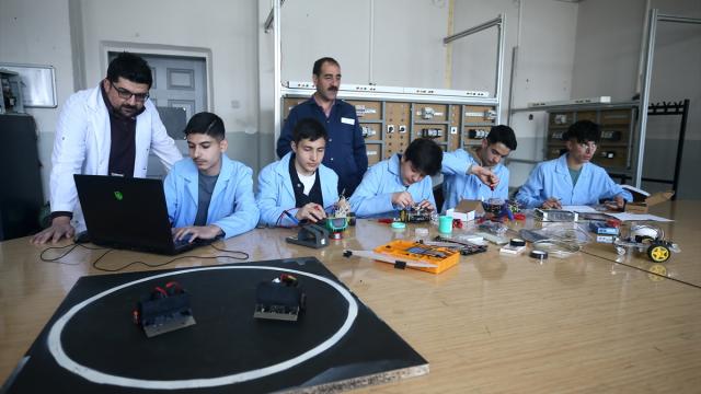 Ekran süresini azaltan öğrenciler tasarladıkları robotlarla birinciliğe odaklandı