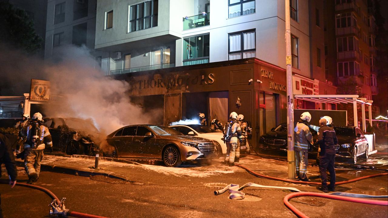 Kadıköy'de oto galeride yangın: 4 araç kullanılamaz hale geldi