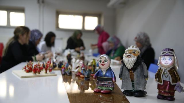 Doğadan topladıkları taşlarla Anadolu kültürünü yansıtan bebekler yapıyorlar