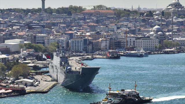 TCG Anadolu gemisi Sarayburnu'na demirledi
