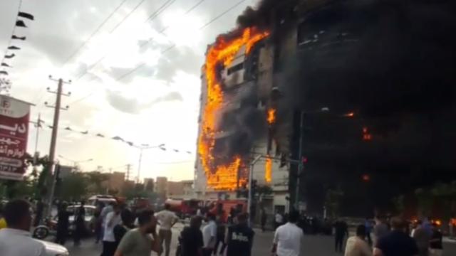 Tahran'da Erguvan Alışveriş Merkezi'nde çıkan yangında en az 3 kişi hayatını kaybetti, onlarca kişi yaralandı