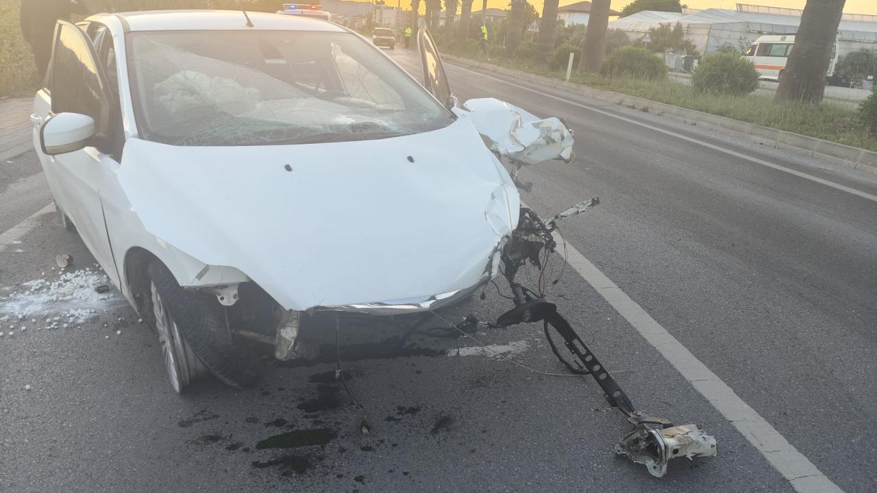 Mersin'de refüje çarpan otomobildeki 3 kişi yaralandı