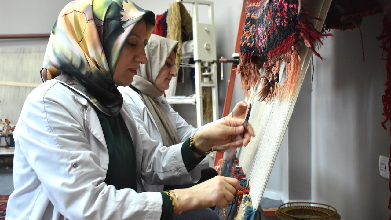 "Yaklaşık 100 yılın üstünde olan bir halımız var"