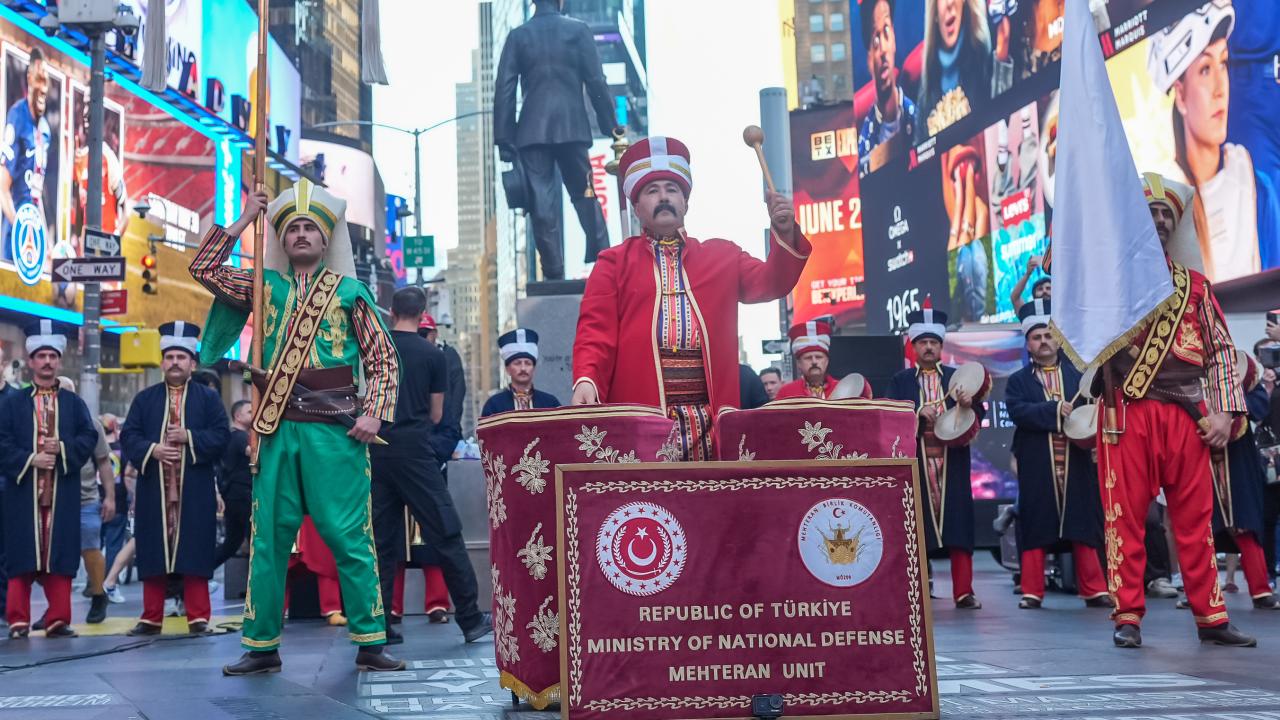Milli Savunma Bakanlığı Mehteran Birliği Times Meydanı'nda performans sergiledi