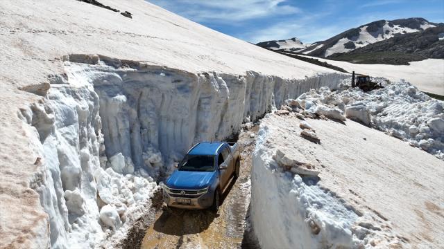 Antalya'da karla kapanan yayla yollarını açma çalışmaları sürüyor