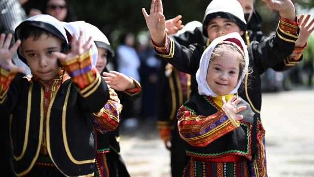 Düzce'de Engelliler Haftası etkinlikleri kortej yürüyüşü ve halk oyunları eşliğinde başladı