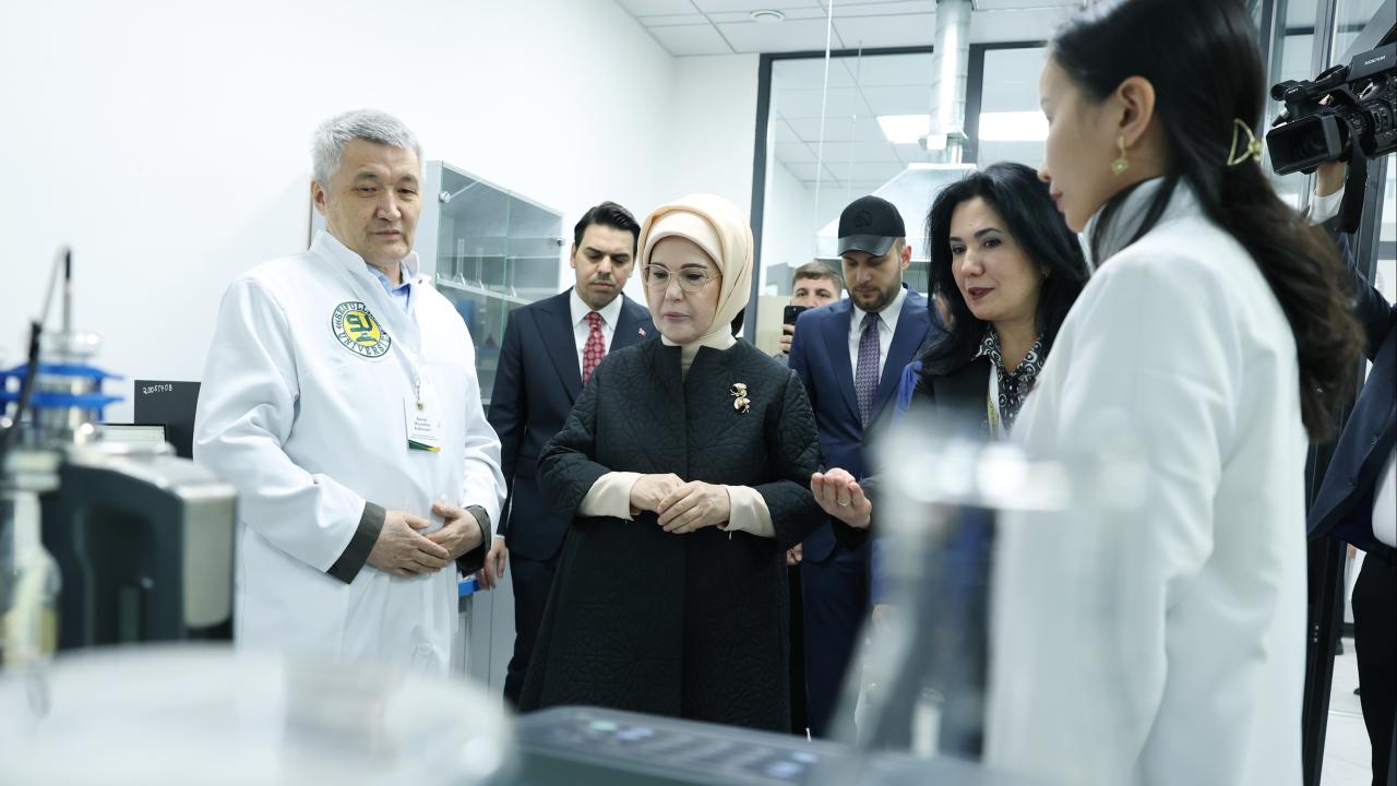Emine Erdoğan, Kazakistan'da Sıfır Atık Eğitim Laboratuvarı'nın açılışını yaptı