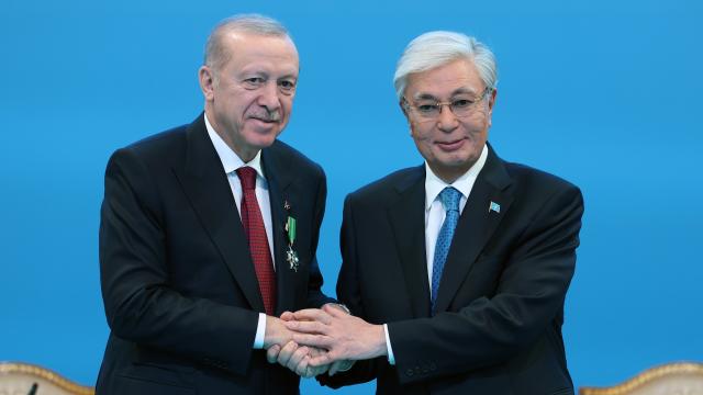 Cumhurbaşkanı Erdoğan Kazakistanlı mevkidaşıyla görüştü haber görseli