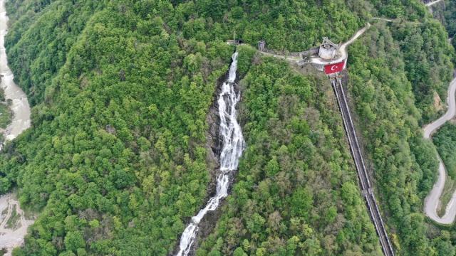 Giresun'da 190 metre yükseklikten tahliye edilen suyun oluşturduğu şelale ilgi görüyor