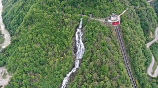 Giresun'da 190 metre yükseklikten tahliye edilen suyun oluşturduğu şelale ilgi görüyor