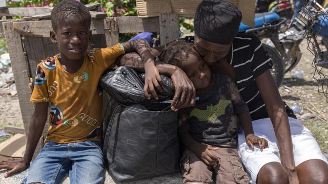 Haiti'de çatışmalar sürerken halk evlerini terk ediyor