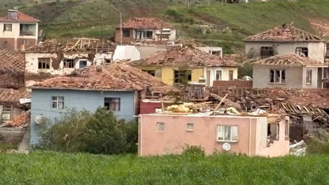 Çorum'da hortum: Evler hasar gördü, 5 kişi yaralandı