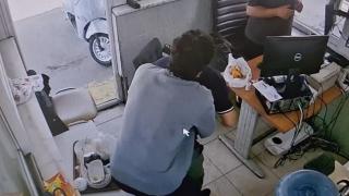 Boğazına yiyecek arkadaşını Heimlich manevrasıyla kurtardı