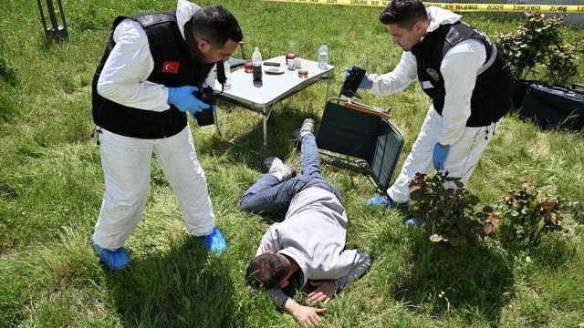 İstanbul'daki olay yeri inceleme polislerinin deliller arasındaki zorlu mesaisi