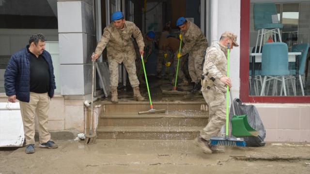 Jandarma selden etkilenen Havza'da yaraları sarmak için görev yapıyor