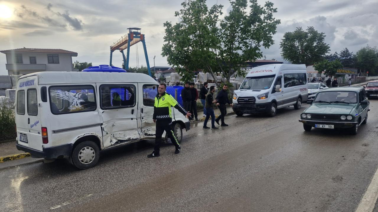 Tokat'ta iki minibüs çarpıştı: 11 yaralı