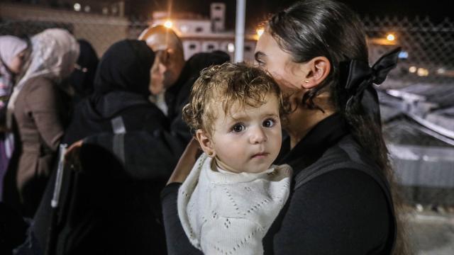 Refah Sınır Kapısı üzerinden Gazze'ye dönen bir grup Filistinli ailelerine kavuştu