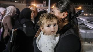 Refah Sınır Kapısı üzerinden Gazze'ye dönen bir grup Filistinli ailelerine kavuştu