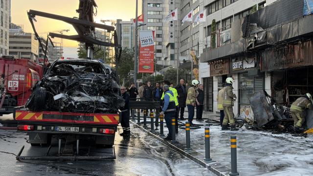 İstanbul'da otomobil iş yerine daldı
