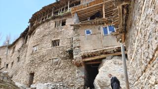 Bitlis'te doğayla bütünleşen taş evler ilkbaharda fotoğraf tutkunlarını ağırlıyor