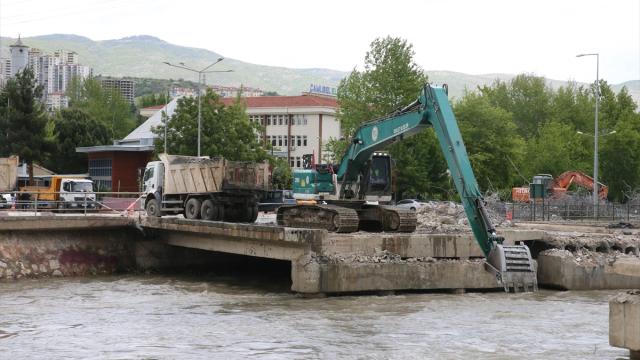 Tokat'ta taşkın riskine karşı ÇEDAŞ Köprüsü'nün yıkımı sürüyor