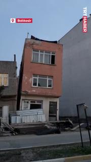 Balıkesir'de bitişiğinde temel kazısı yapılan bina yıkıldı